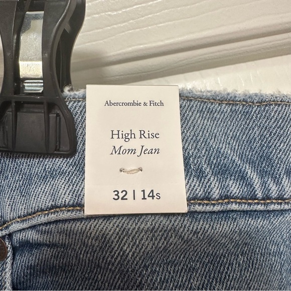 Abercrombie & Fitch High Rise Mom Jeans Size 32/14s - Picture 5 of 5